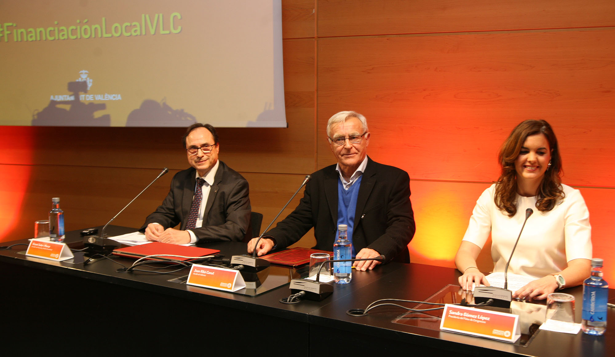 Diversos momentos de la jornada celebrada hoy en Valencia y que ha contado con la participaci&oacute;n de Manuela Carmena